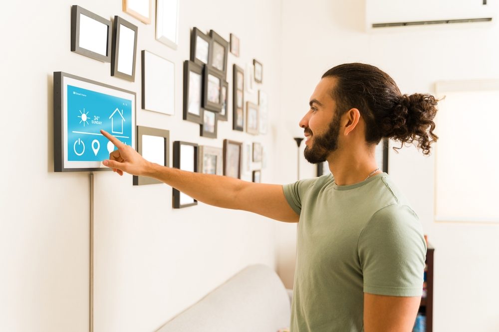 شرح وحدات التحكم الذكية في المكيف: كيف تعمل أجهزة ضبط الحرارة المتصلة بشبكة WiFi وأجهزة التحكم عن بُعد