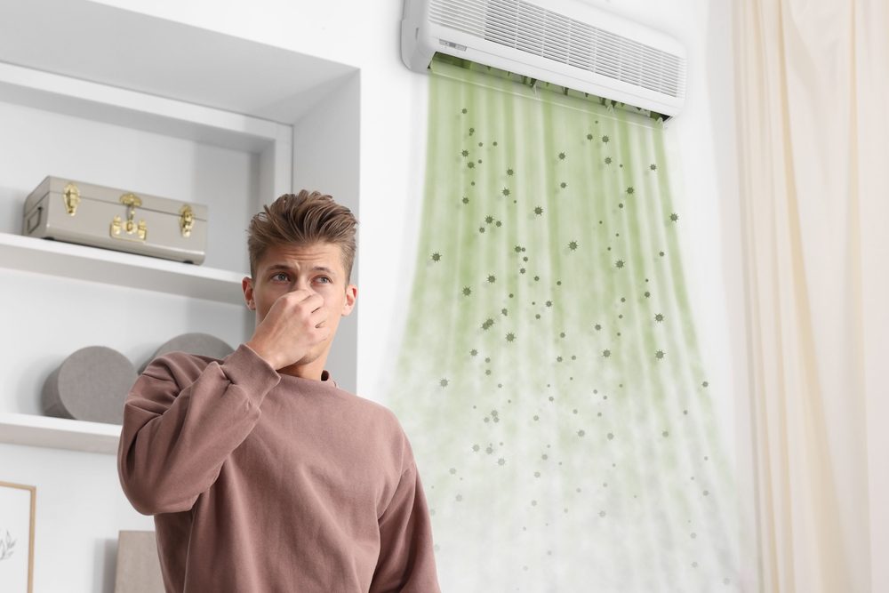 لماذا تصدر من مكيفك رائحة كريهة عند تشغيله لأول مرة؟ وما الذي يجب عليك فعله؟