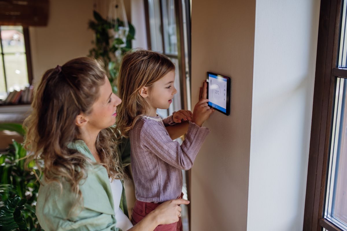 How do smart thermostats save money?
