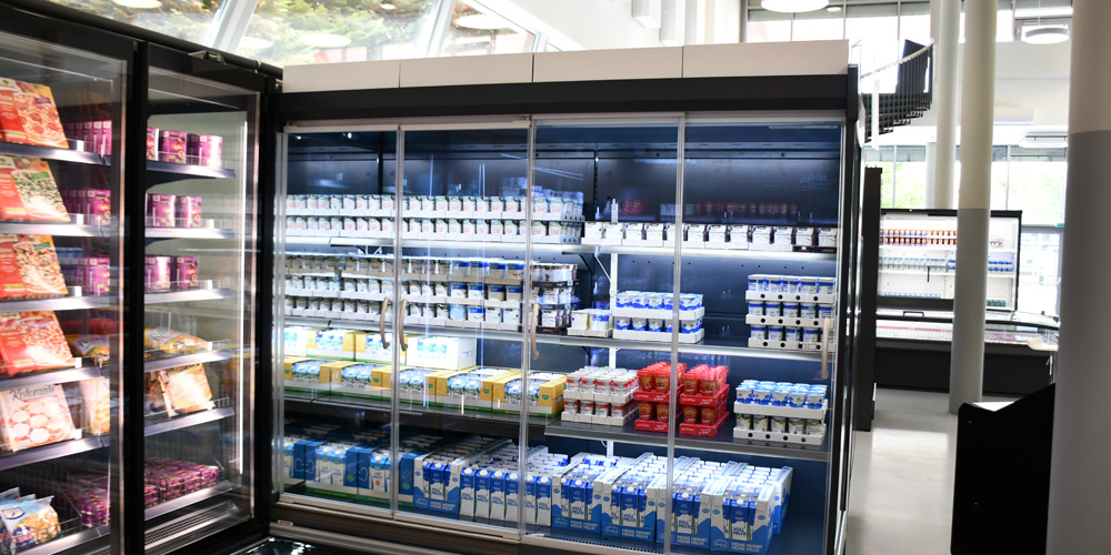 vitrine réfrigérée avec du fromage