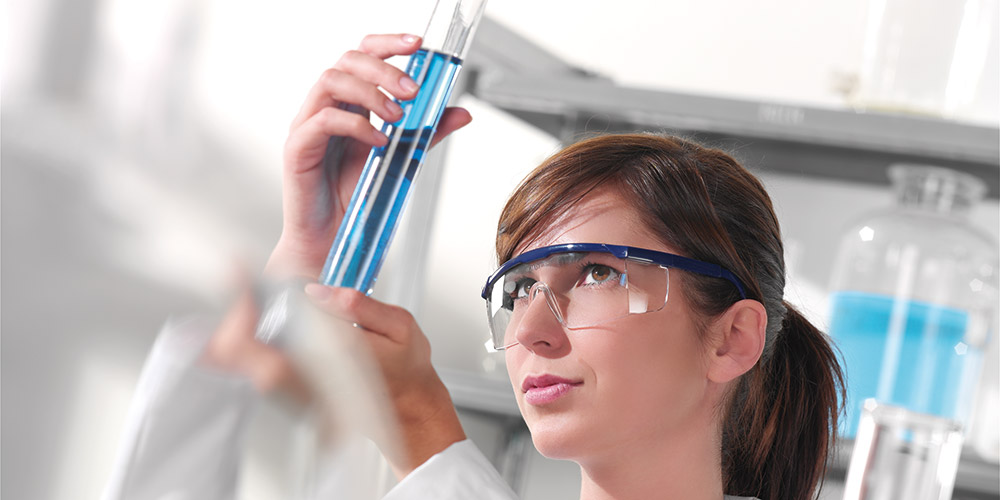Femme travaillant dans un laboratoire